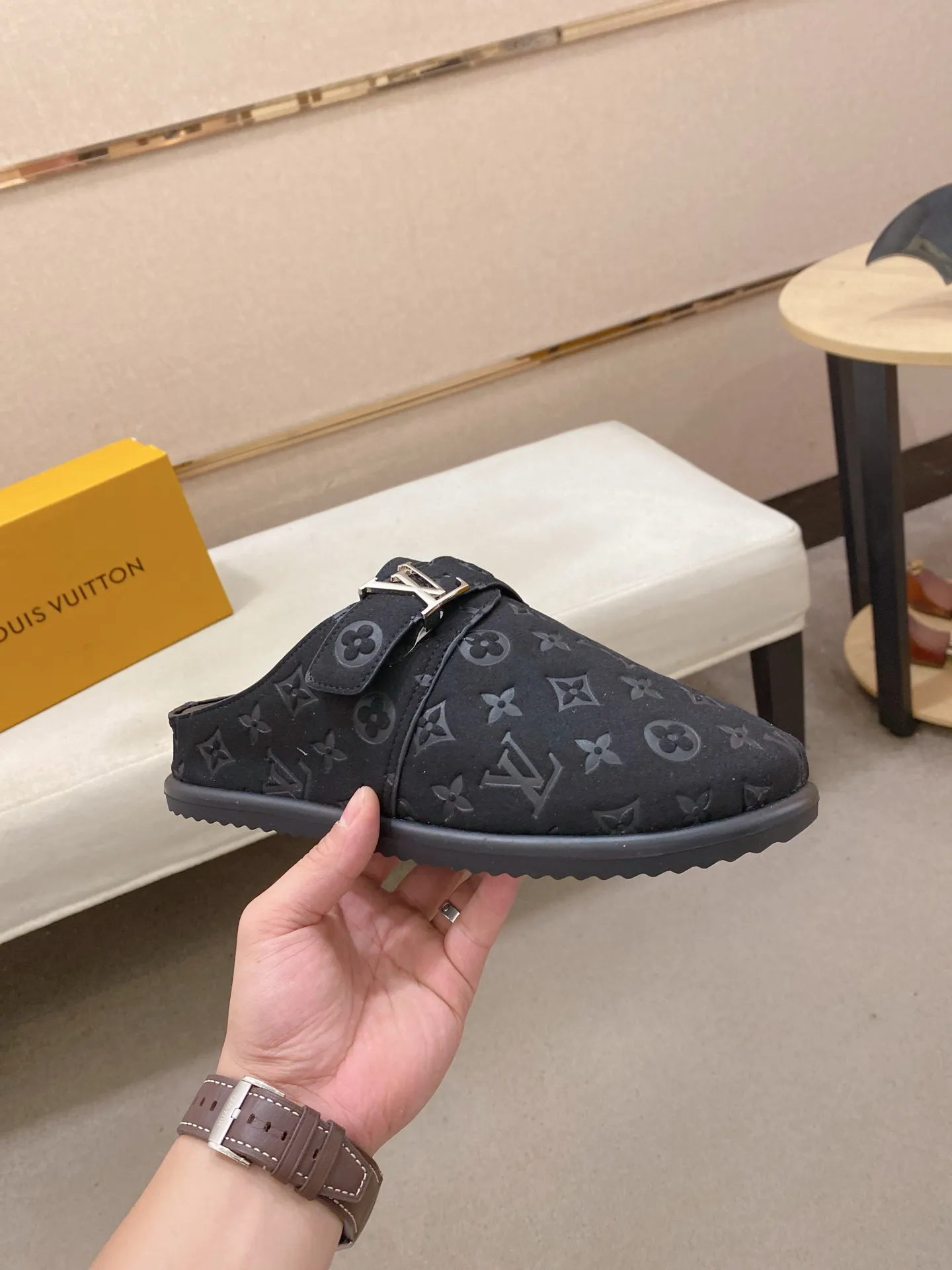 Men's shoes 💰: 360💰LV made 🔍Top purchasing agents, men's spring and summer slippers are available at the same counter. The uppers are made of Italian imported denim with logo graphics and high-quality craftsmanship. The soles are original soles specially provided by the original factory. The exclusive movable molded soles are super comfortable. Original factory follow-up products. 🔍🔍High quality. You can enter and exit the counter at will. Welcome to compare. The code number is 38-44.